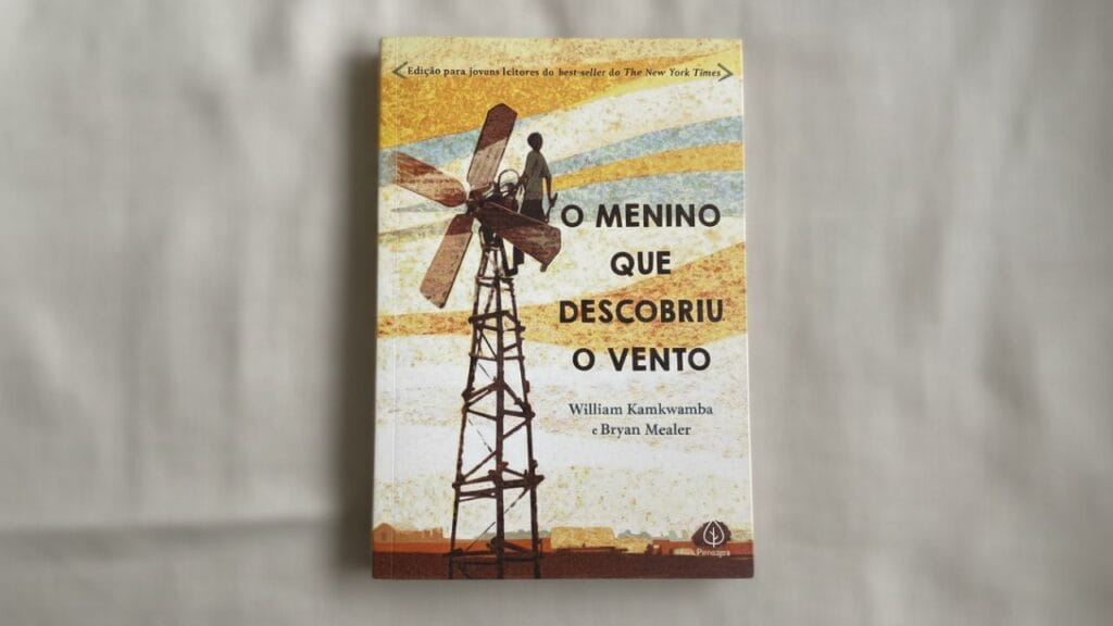 Capa ilustrativa do artigo sobre o menino que descobriu o vento livro, mostrando um garoto e um moinho de vento improvisado em um vilarejo africano.