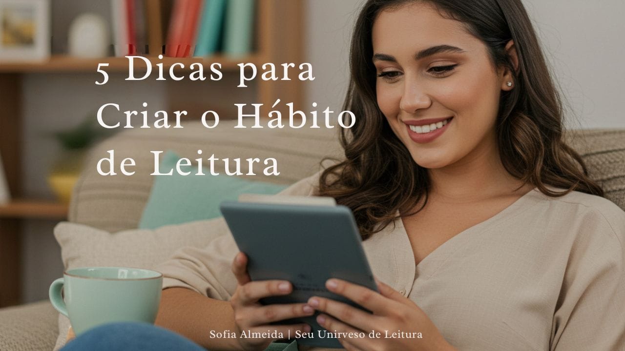 Sofia Almeida sorrindo de forma acolhedora, sentada em ambiente aconchegante com estante de livros ao fundo, segurando um Kindle, transmitindo conforto e prazer pela leitura.