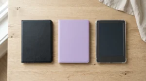 Capas para Kindle em diferentes cores e modelos sobre mesa de madeira — guia completo das melhores capas para Kindle disponíveis na Amazon Brasil em 2026.