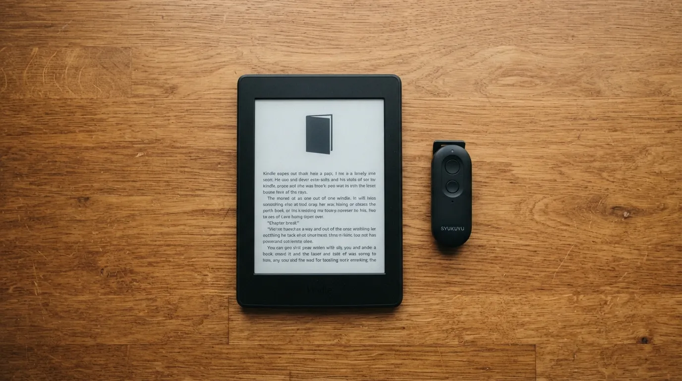 Kindle sobre mesa de madeira com passador de página ao lado — os 3 melhores passadores de página para Kindle disponíveis na Amazon Brasil em 2026.