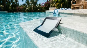 Kindle Paperwhite na beira da piscina com gotas de água — modelos à prova d'água com certificação IPX8 em 2026.