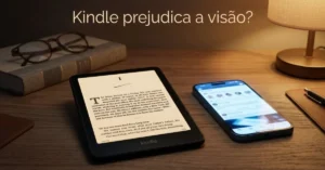 Kindle em uma mesa de leitura com iluminação suave ao lado de um celular brilhante, destacando o conforto visual da tela e-ink durante a leitura noturna.