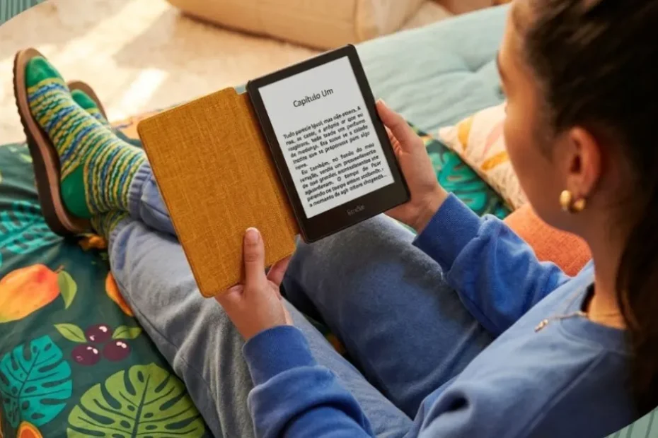 Pessoa usando Kindle para ler ebook – guia de como comprar livros no Kindle