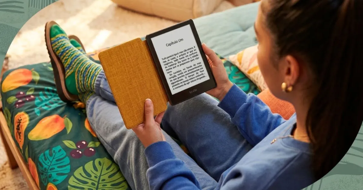 Pessoa usando Kindle para ler ebook – guia de como comprar livros no Kindle