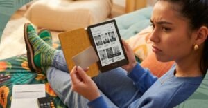 Pessoa em dúvida segurando um Kindle enquanto decide se deve cancelar o Kindle Unlimited e se a assinatura ainda vale a pena