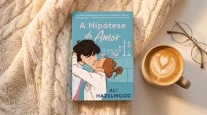 Livro A Hipótese do Amor de Ali Hazelwood sobre tecido felpudo com café ao lado — resenha completa, sinopse e tudo sobre o filme no Prime Video em setembro de 2026.