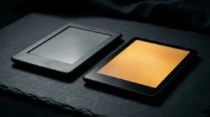 Kindle Oasis ao lado do Kindle Colorsoft — o modelo descontinuado e sua melhor alternativa disponível.